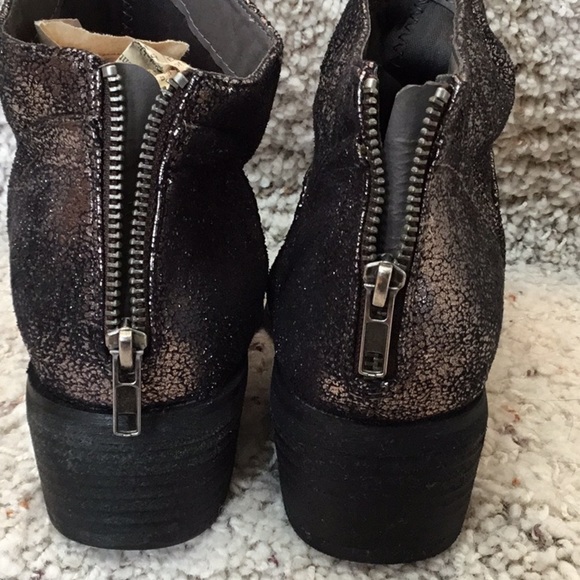 NOT Rated Women's Sagitta Faux Leather Crackled Metallic Block Heel Ankle Bootie - Picture 5 of 11